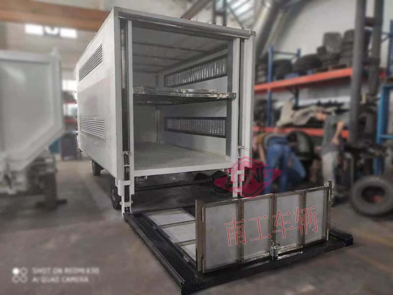 5吨厢式华体会手机在线官网-华体会（中国）带垂直升降尾板工具拖车