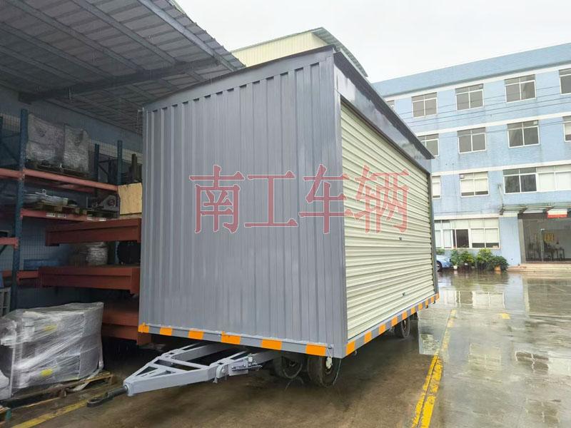 10吨箱式华体会手机在线官网-华体会（中国）两侧带卷帘门 牵引雨篷拖车