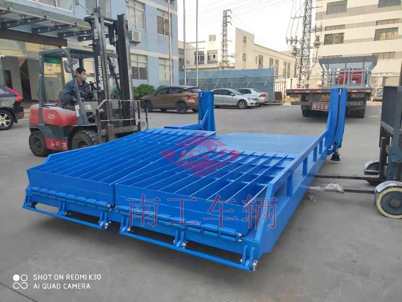 Non-standard customized 8-ton mobile boarding bridge